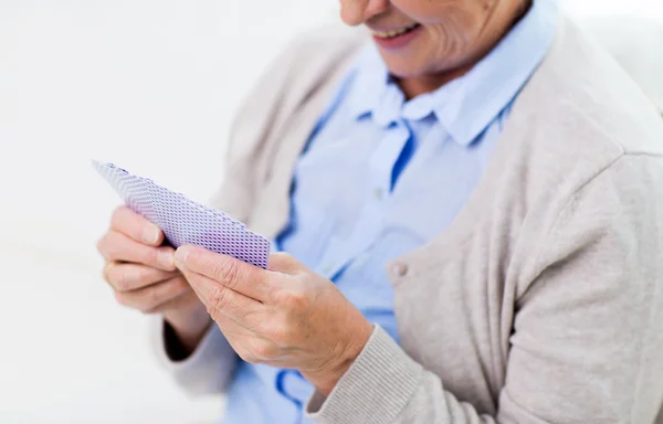 Primo piano di felice donna anziana giocare a carte — Foto Stock