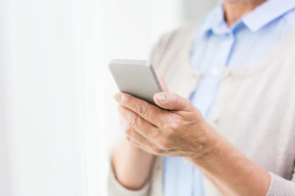 Nahaufnahme einer Seniorin mit Smartphone-SMS — Stockfoto