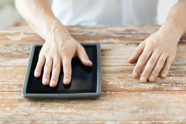 Close up of male hands with tablet pc on table — Stock Photo, Image