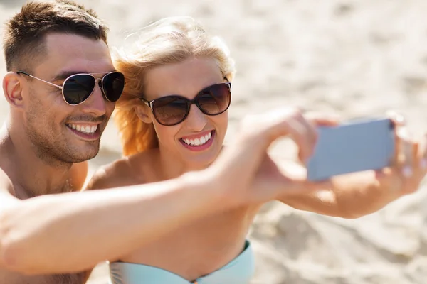 Casal feliz em roupa de banho andando na praia de verão — Fotografia de Stock