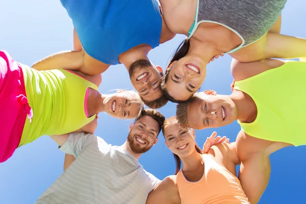 Grupo de amigos deportistas felices en círculo al aire libre — Foto de Stock