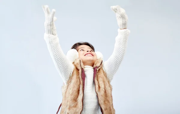 Glad liten tjej bära hörselkåpor — Stockfoto