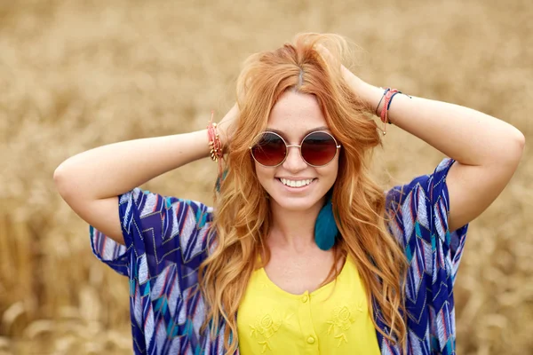 Sorridente giovane rossa hippie donna all'aperto — Foto Stock
