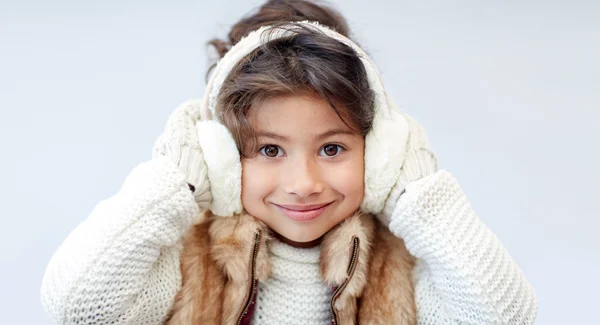 Glad liten tjej bära hörselkåpor — Stockfoto