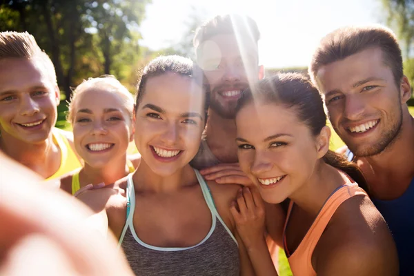 Amigos felices tomando selfie con smartphone —  Fotos de Stock