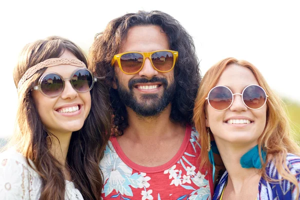 Sonriendo jóvenes amigos hippies al aire libre —  Fotos de Stock