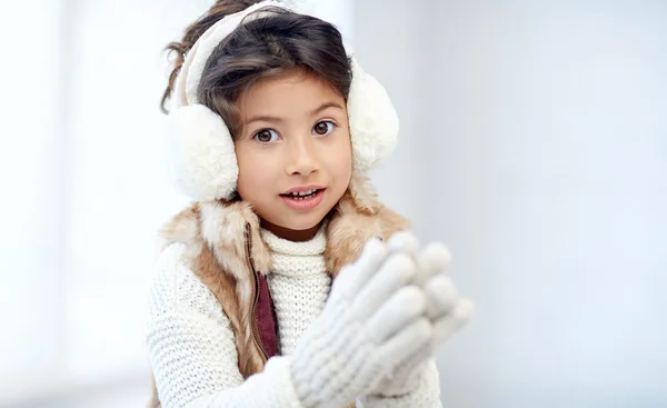 快乐的小女孩，穿着御寒耳罩 — 图库照片