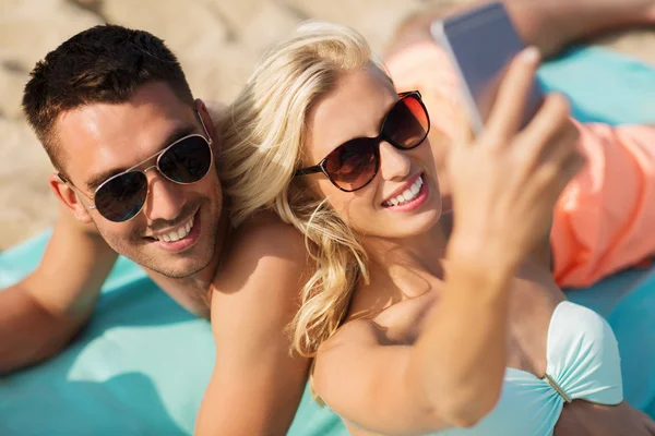 Felice coppia in costume da bagno a piedi sulla spiaggia estiva — Foto Stock