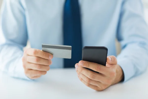 Primer plano de las manos con teléfono inteligente y tarjeta de crédito — Foto de Stock