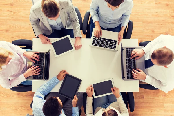 Verksamhet team med bärbara datorer och tablet pc — Stockfoto