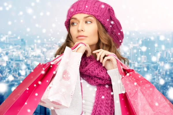 Junge Frau in Winterkleidung mit Einkaufstaschen — Stockfoto