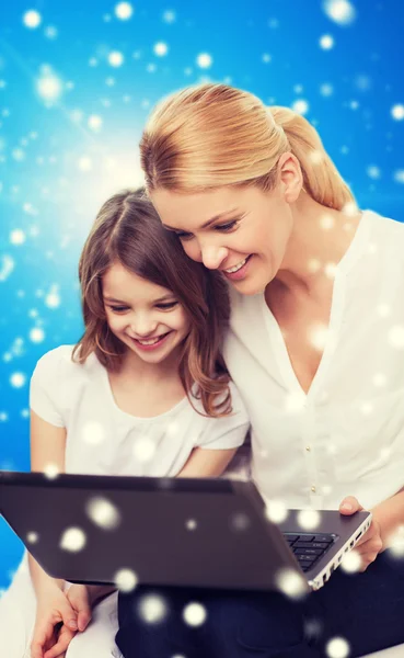 微笑的妈妈和小女孩用笔记本电脑 — 图库照片