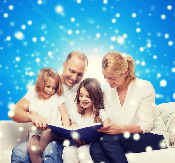 Lycklig familj med boken hemma — Stockfoto