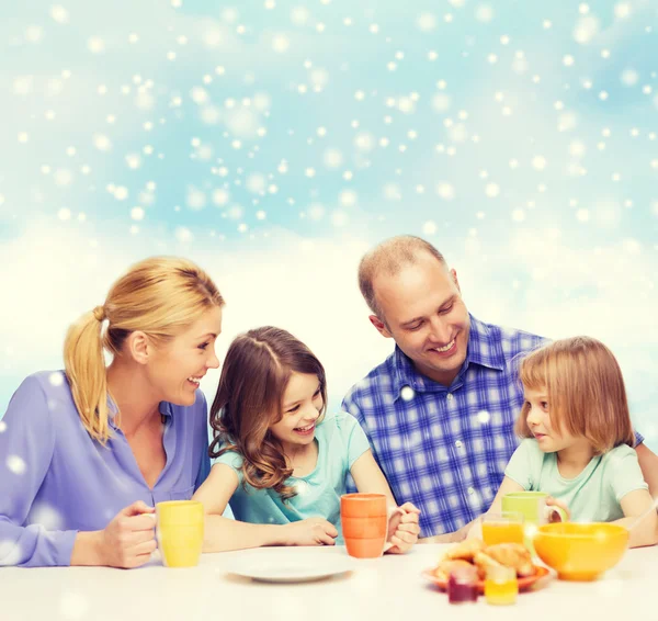 Lycklig familj med två barn äter frukost — Stockfoto