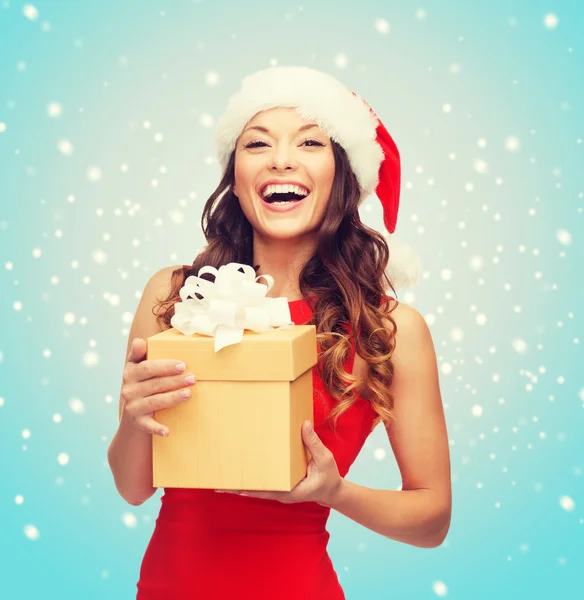 Smiling woman in santa helper hat with gift box — Stock Photo, Image