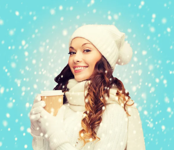 Frau mit Hut mit Tee oder Kaffeetasse zum Mitnehmen — Stockfoto