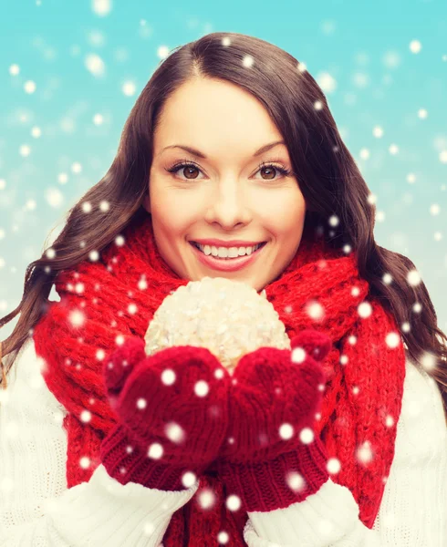 Femme en écharpe et mitaines avec boule de Noël — Photo