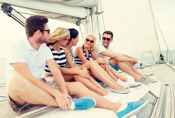 Lächelnde Freunde an Deck der Jacht — Stockfoto