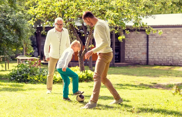 Gelukkige familie spelen voetbal buitenshuis — Stockfoto