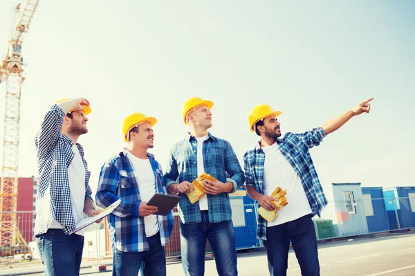 Group of smiling builders with tablet pc outdoors — Stock Photo, Image
