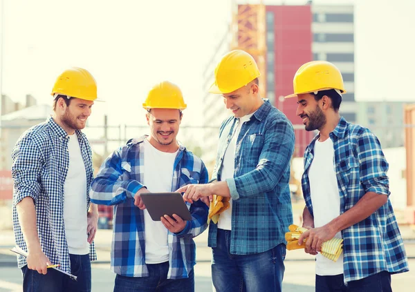 Group of smiling builders with tablet pc outdoors — Stock Photo, Image