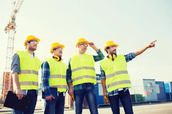 Grupo de constructores sonrientes con tableta pc al aire libre — Foto de Stock