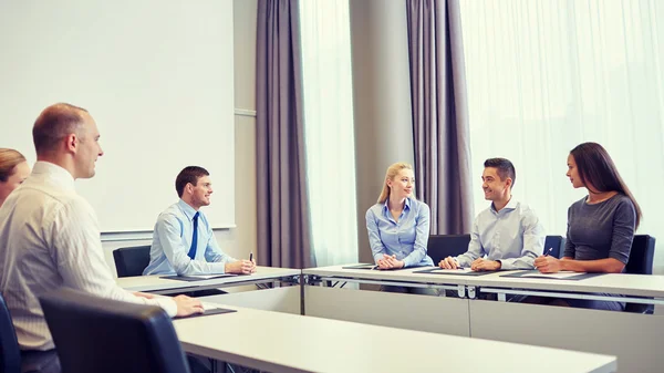 ビジネスマンのオフィスで会議を笑顔のグループ — ストック写真