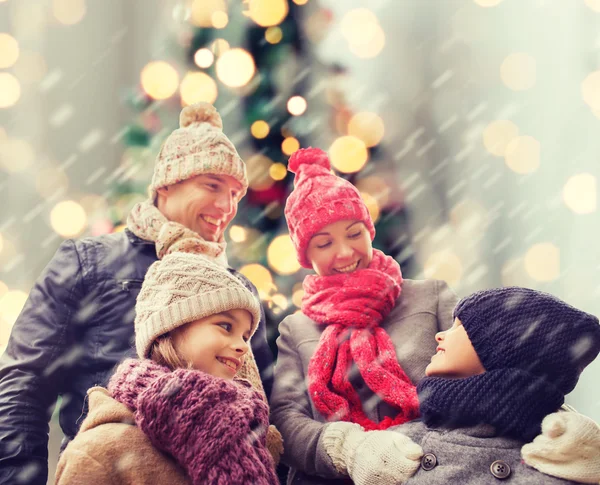 Glad familj i vinterkläder utomhus — Stockfoto
