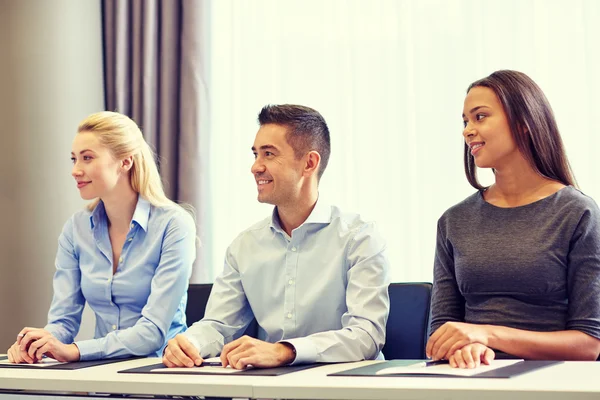 Grupp av leende företagare i office — Stockfoto