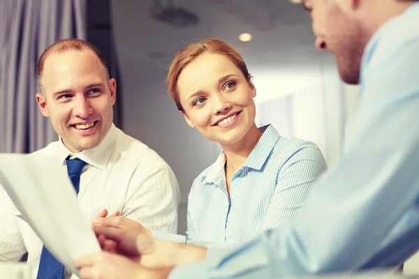 Geschäftsleute mit Papieren treffen sich im Büro — Stockfoto