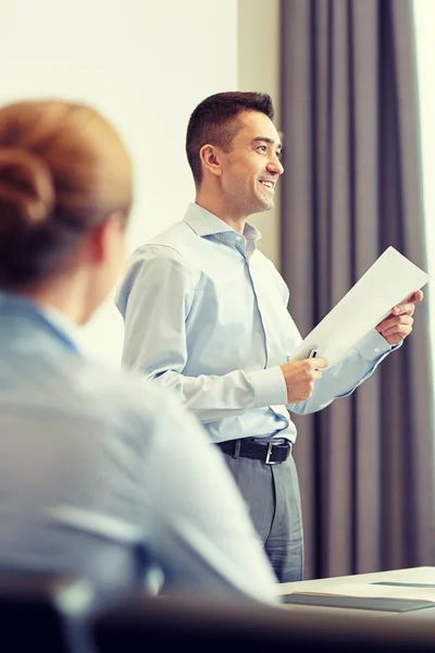 Glimlachende zakenmensen bijeenkomst in office — Stockfoto