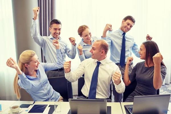 Бизнесмены празднуют победу в офисе — стоковое фото