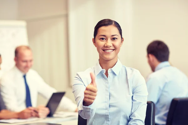 Groep van Glimlachende zakenmensen bijeenkomst in office — Stockfoto