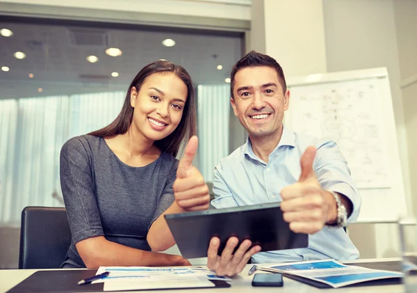 Uomini d'affari sorridenti con tablet pc in ufficio — Foto Stock