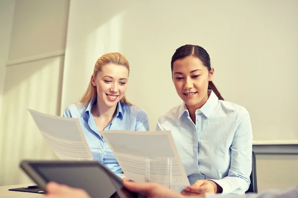 Sonrientes empresarias reunidas en la oficina — Foto de Stock