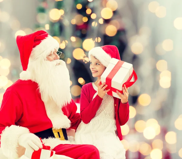 산타 클로스와 선물 웃는 소녀 — 스톡 사진