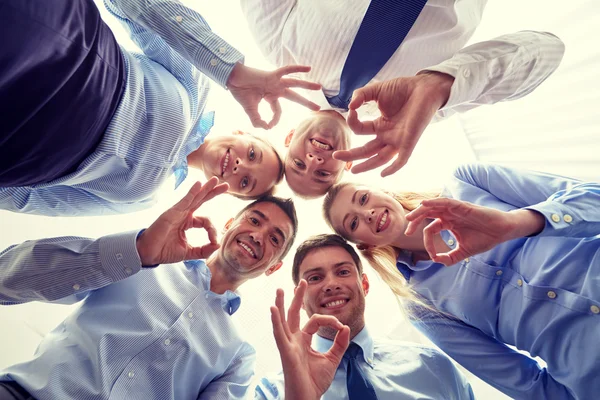 Χαμογελώντας ομάδα των επιχειρηματιών που στέκεται σε κύκλο — Φωτογραφία Αρχείου