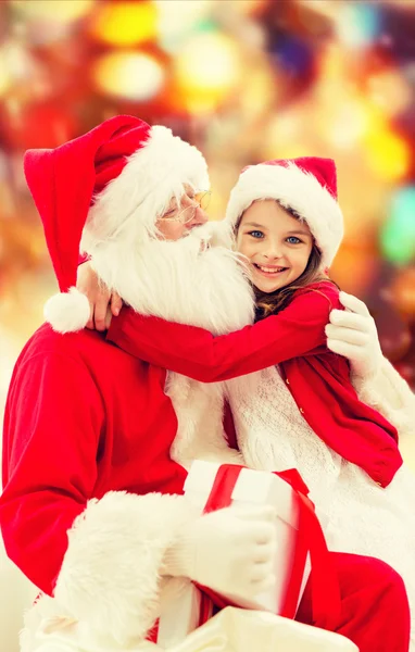 Niña sonriente con santa claus — Foto de Stock