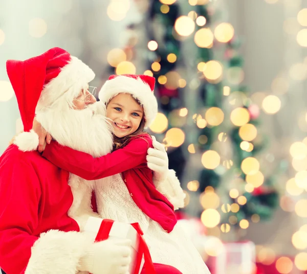 Sorrindo menina com santa claus — Fotografia de Stock