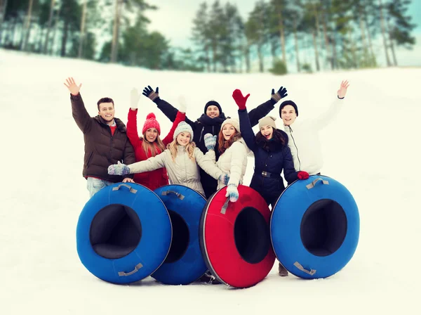 Group of smiling friends with snow tubes — Stock Photo, Image