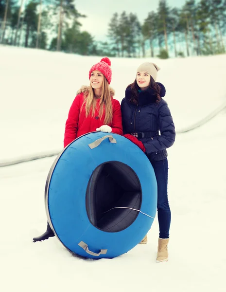 Gelukkig meisje vrienden met sneeuw buizen buitenshuis — Stockfoto