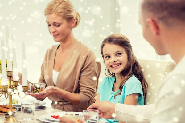 Lachende familie vakantie diner thuis hebben — Stockfoto