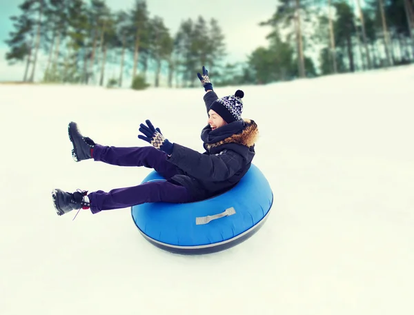 快乐的年轻人雪管上滑落 — 图库照片
