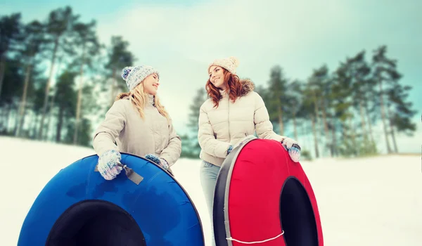 Felice ragazza amici con tubi di neve all'aperto — Foto Stock