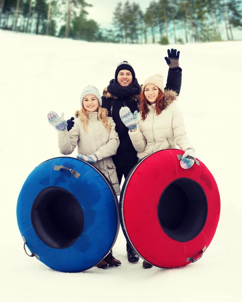 Groep lachende vrienden met sneeuw buizen — Stockfoto