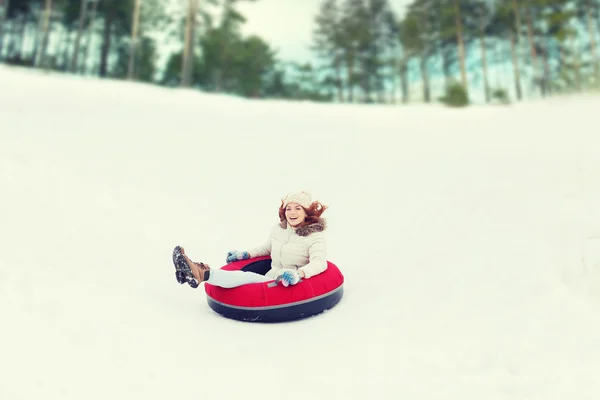 Happy dospívající dívka sklouzla na sněhu trubice — Stock fotografie