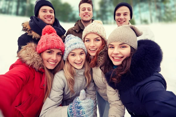 Grupo de amigos sonrientes tomando selfie al aire libre — Foto de Stock