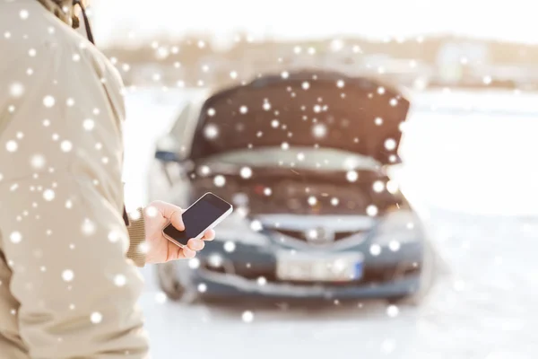 Closeup of man with broken car and smartphone — Stock Photo, Image