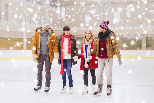 Glückliche Freunde auf der Eisbahn — Stockfoto