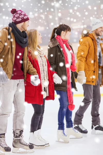 Glückliche Freunde auf der Eisbahn — Stockfoto